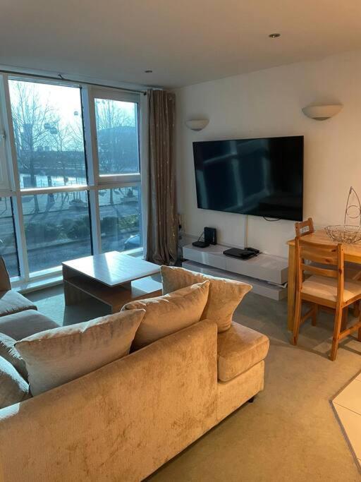 1 Bedroom Apartment Royal Docks London Eksteriør billede