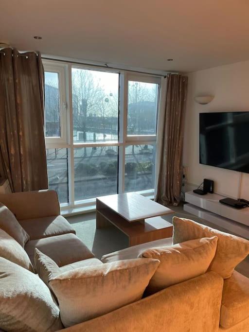 1 Bedroom Apartment Royal Docks London Eksteriør billede
